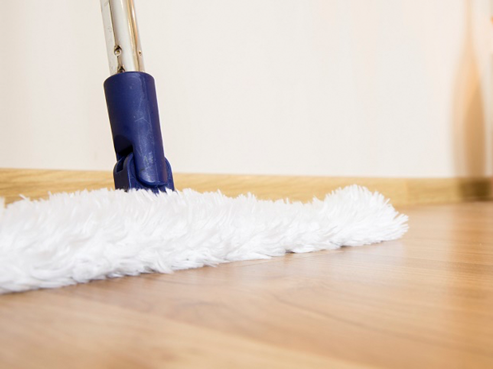 Trucos limpieza: ¿Qué es mejor para el suelo de casa, mopa o fregona?