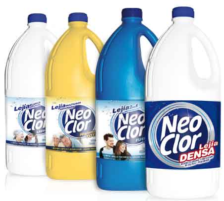 Botellas de lejía Neoclor en diferentes variedades y colores.